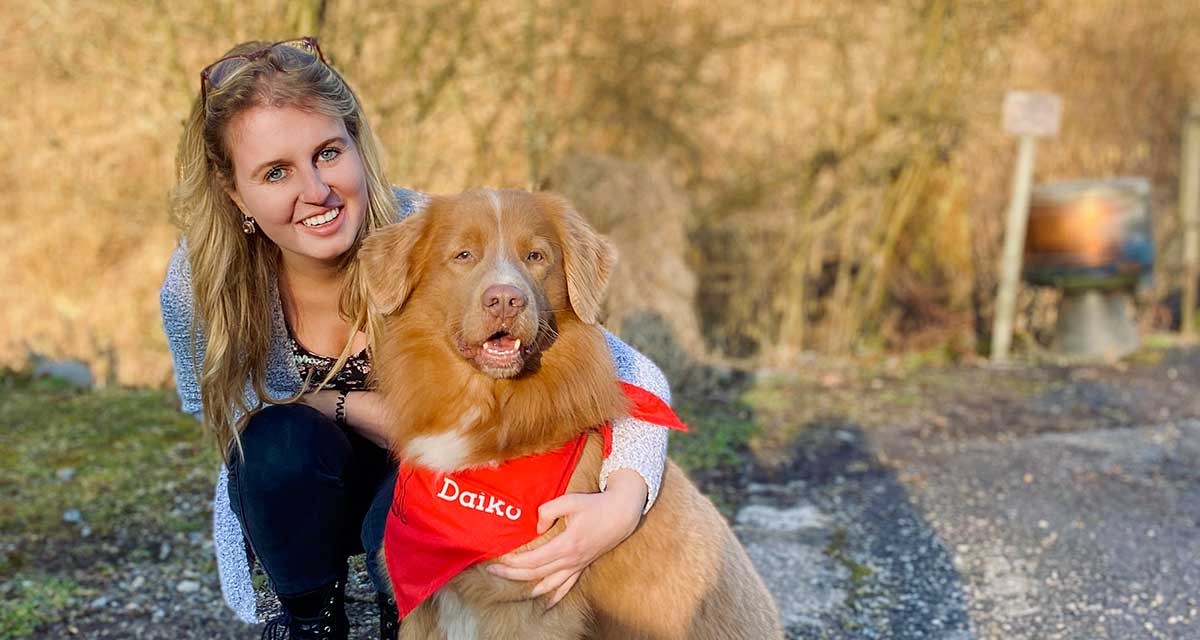 Larissa Schönenberger, Assistentin Pflegepädagogik, mit Pädagogikhund Daiko